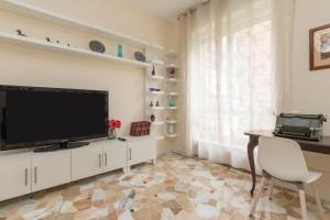 Televízia a/alebo spoločenská miestnosť v ubytovaní JOIVY Modern 2bed flat with balcony, 250m from M5 Foppa and M2 Sant'Agostino