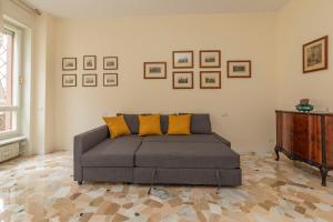 Posedenie v ubytovaní JOIVY Modern 2bed flat with balcony, 250m from M5 Foppa and M2 Sant'Agostino