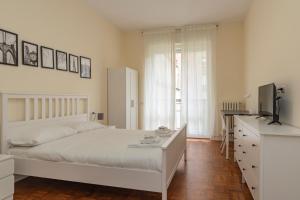 Posteľ alebo postele v izbe v ubytovaní JOIVY Modern 2bed flat with balcony, 250m from M5 Foppa and M2 Sant'Agostino