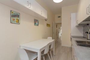 Kuchyňa alebo kuchynka v ubytovaní JOIVY Modern 2bed flat with balcony, 250m from M5 Foppa and M2 Sant'Agostino