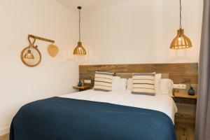 A bed or beds in a room at Pardela Menorca