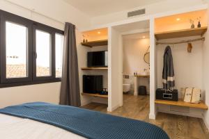 A bed or beds in a room at Pardela Menorca