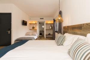 A bed or beds in a room at Pardela Menorca