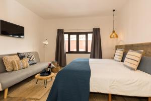 A bed or beds in a room at Pardela Menorca