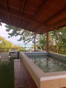 a swimming pool with a pergola and a table at Hotel Gerald in Contadora