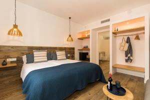 A bed or beds in a room at Pardela Menorca