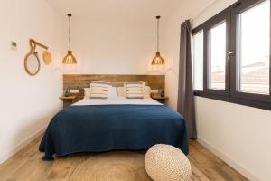 A bed or beds in a room at Pardela Menorca