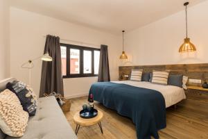 A bed or beds in a room at Pardela Menorca
