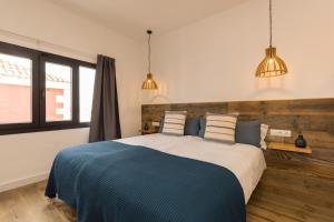 A bed or beds in a room at Pardela Menorca