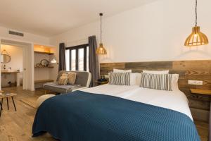 A bed or beds in a room at Pardela Menorca
