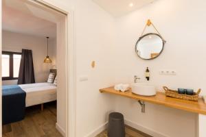 A bed or beds in a room at Pardela Menorca