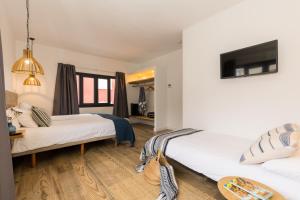 A bed or beds in a room at Pardela Menorca