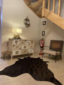 a living room with a dresser and a rug at Estrela da Montanha in Penhas da Saúde