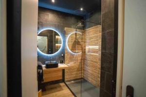 a bathroom with a sink and a mirror at OLuxuxy49 - Appartements T3 de prestige, Place du Ralliement, 2ème 3ème et 4ème étage SANS ASCENSEUR in Angers