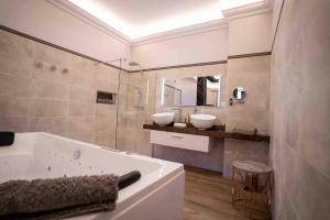 un bagno con vasca e 2 lavandini di OLuxuxy49 - Appartements T3 de prestige, Place du Ralliement, 2ème 3ème et 4ème étage SANS ASCENSEUR ad Angers