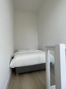 Postel nebo postele na pokoji v ubytování Awesome 1 Bedroom Serviced Apartment 54m2 -MNL A-