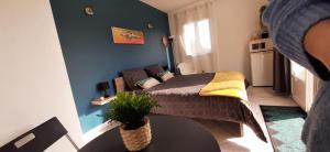 Posezení v ubytování Chambre calme avec piscine - L'Echappée Belle + 23 fotografií