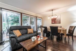 sala de estar con sofá y mesa en Townhouse With Free Shuttle To Tremblant Resort en Mont-Tremblant