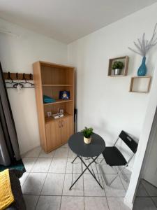 Habitación con mesa, 2 sillas y armario en Chambre calme avec piscine, en Cavagnac