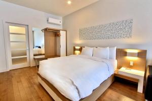 Postel nebo postele na pokoji v ubytování Hôtel Le Navigateur