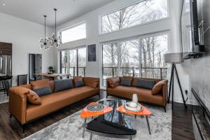La ConceptionにあるLuxurious Villa Tremblant 4 Bdrs W Hot Tub B5のソファ2つとテーブルのあるリビングルーム