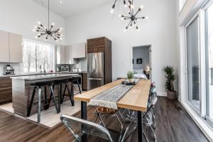 Kuchyň nebo kuchyňský kout v ubytování Luxurious Villa Tremblant 4 Bdrs W Hot Tub B5