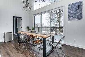 La ConceptionにあるLuxurious Villa Tremblant 4 Bdrs W Hot Tub B5のダイニングルーム(テーブル、椅子付)