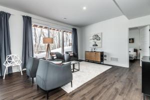 La ConceptionにあるLuxurious Villa Tremblant 4 Bdrs W Hot Tub B5のソファとテーブルのあるリビングルーム +23枚の写真