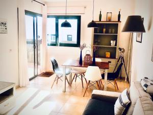 ein Wohnzimmer mit Esstisch und Stühlen in der Unterkunft Alegranza, apartamento de 3 habitaciones en Lanzarote in Costa Teguise