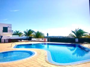 ein großes Schwimmbad auf einem Gebäude in der Unterkunft Alegranza, apartamento de 3 habitaciones en Lanzarote in Costa Teguise