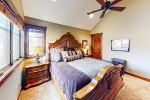a bedroom with a large bed and a ceiling fan at Buffalo Lodge Townhomes 1293 in Silverthorne