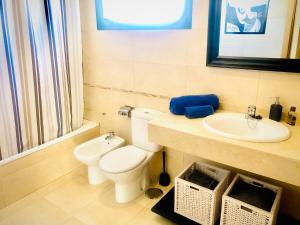 Ein Badezimmer in der Unterkunft Alegranza, apartamento de 3 habitaciones en Lanzarote