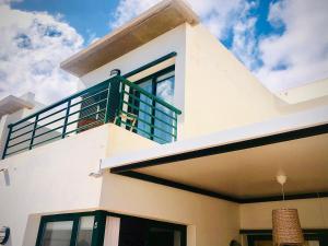 Ein Balkon oder eine Terrasse in der Unterkunft Alegranza, apartamento de 3 habitaciones en Lanzarote