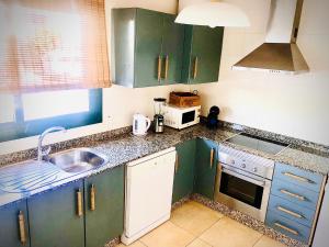 Küche/Küchenzeile in der Unterkunft Alegranza, apartamento de 3 habitaciones en Lanzarote