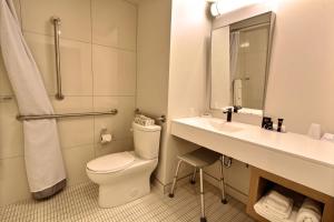 Koupelna v ubytování Hôtel Le Navigateur