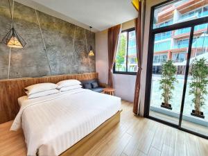 Giường trong phòng chung tại OneLoft Hotel