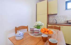 - une table de cuisine avec un bol d'oranges dans l'établissement Beautiful Apartment In Portigliola With House A Mountain View, à Portigliola
