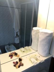 Un mostrador de baño con dos rollos de papel higiénico. en Residence Oasi Di Monza, en Monza