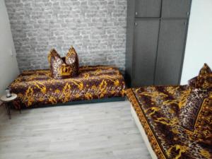a room with two beds with cats on them at Harzhaus in Wienrode