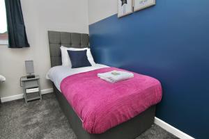 a bedroom with a bed with a pink blanket at Mount Haven's Rest - Free Parking, Netflix & Private Back Garden in Coventry