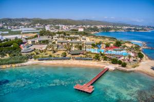 Oz Hotels Incekum Beach في ألانيا: اطلالة جوية على منتجع في الماء