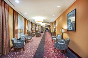 Фоайе или бар в Holiday Inn Ardmore, an IHG Hotel