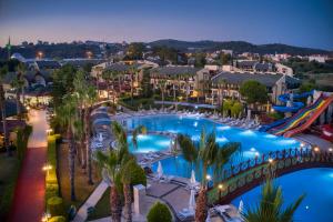 Oz Hotels Incekum Beach في ألانيا: اطلالة علوية على منتجع مع مسبح
