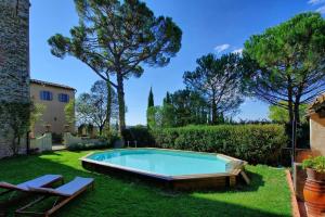 a swimming pool in the yard of a house at Villa Guadagni Cappelli in Arezzo