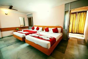 Ein Bett oder Betten in einem Zimmer der Unterkunft Hotel Kirthikaa Palace Salem