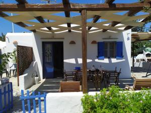 een patio met een tafel en stoelen in een huis bij Traditional House Marivilla in Mastichari