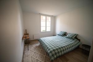 Tempat tidur dalam kamar di Cabane d'Arlette, grande terrasse en centre-ville