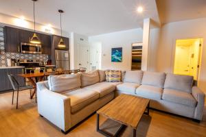 Basecamp Resorts Revelstoke的厨房或小厨房