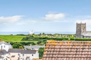 een uitzicht op een stad met huizen en een kasteel bij Eveley Cottage in Boscastle