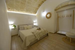 una camera con letto e tavolo di Castrum Casa Vacanza a Mesagne